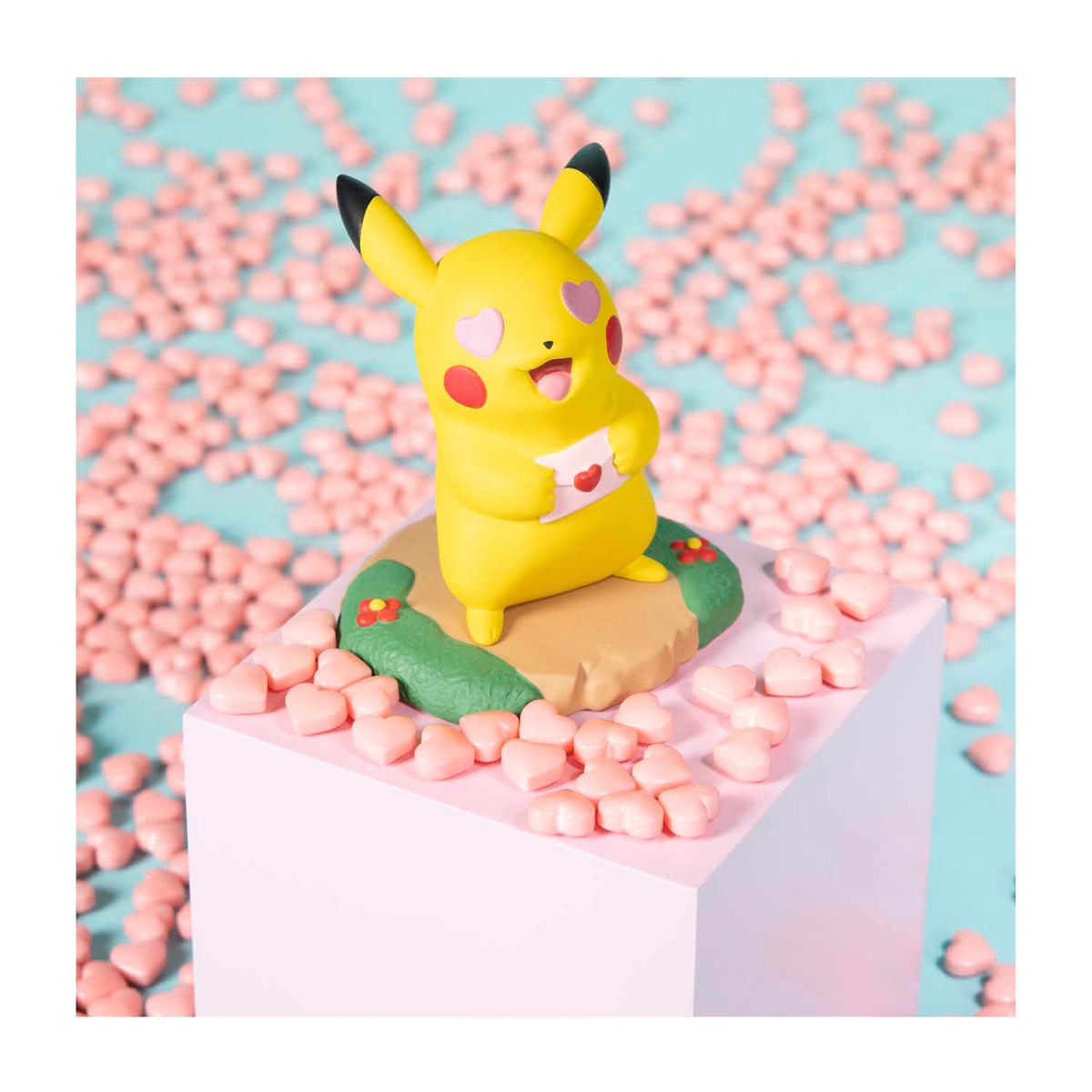 Pokémon Center Moods: Love Figure &quot;Pikachu&quot;-Pokemon Centre-Ace Cards &amp; Collectibles