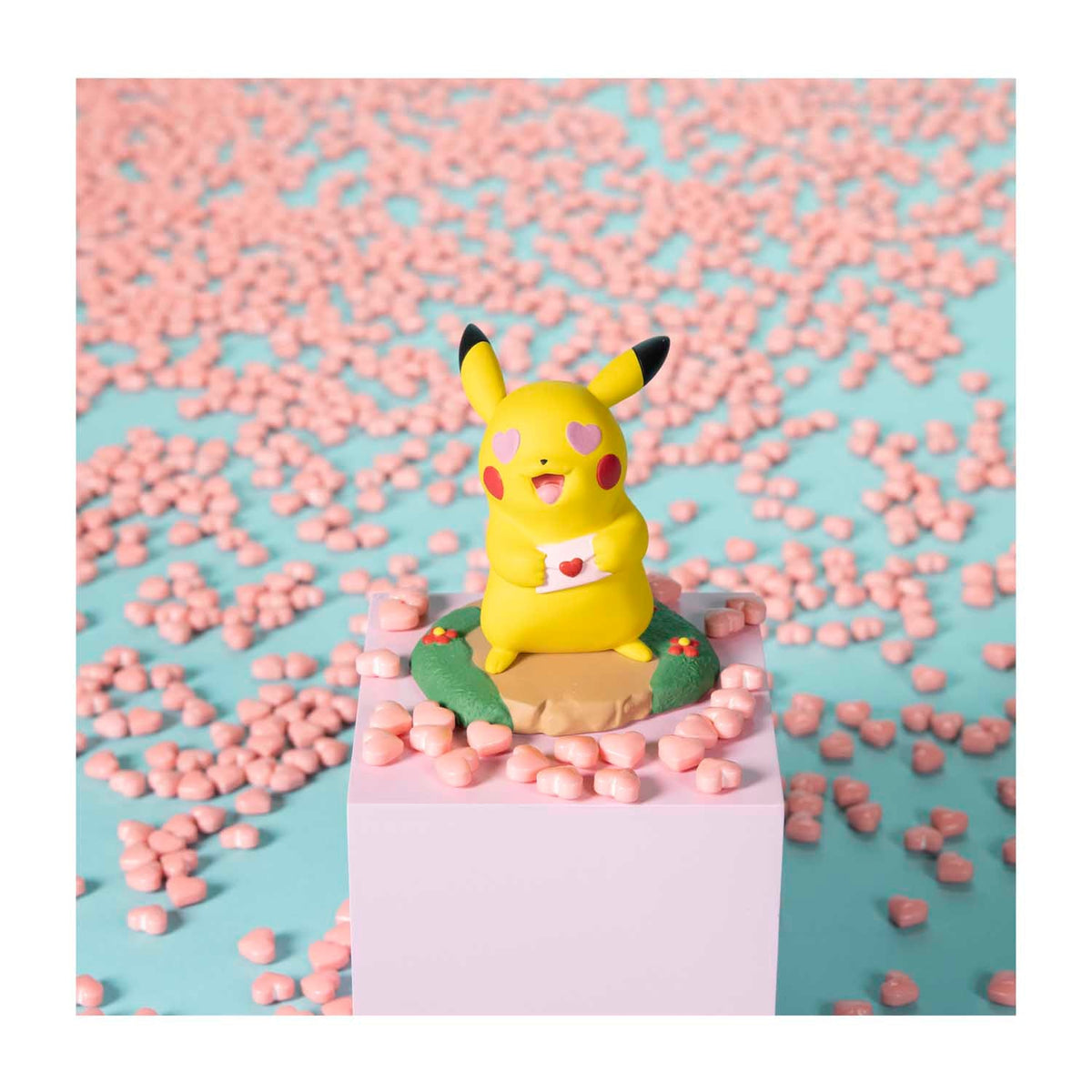 Pokémon Center Moods: Love Figure &quot;Pikachu&quot;-Pokemon Centre-Ace Cards &amp; Collectibles